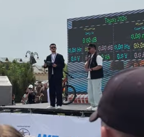 Внедорожный автомобиль на пересеченной местности